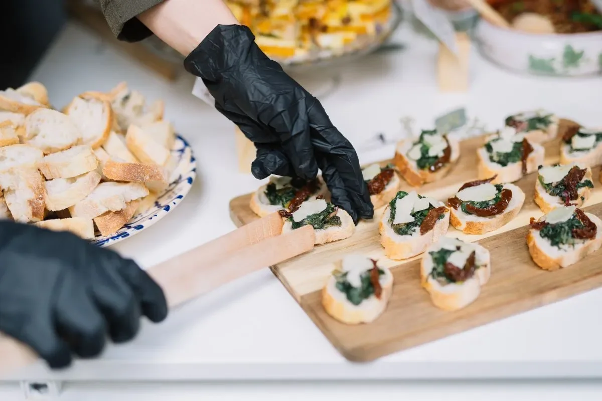 5 ventajas de contratar un catering profesional frente a organizarlo internamente en la empresa