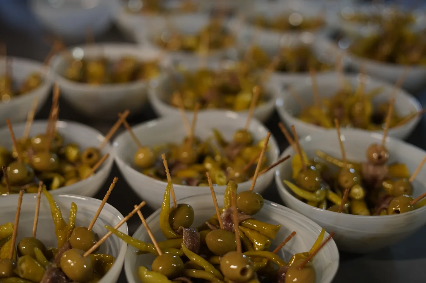 Cóctel de Navidad de empresa en Madrid con barra libre de copas y camareros