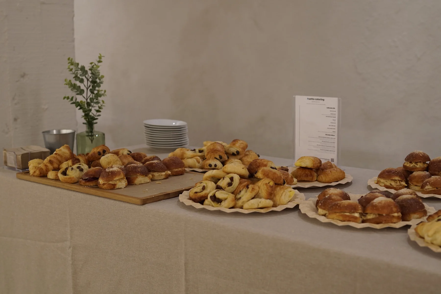 Buffet de bollería y fruta para el desayuno de un equipo expositor