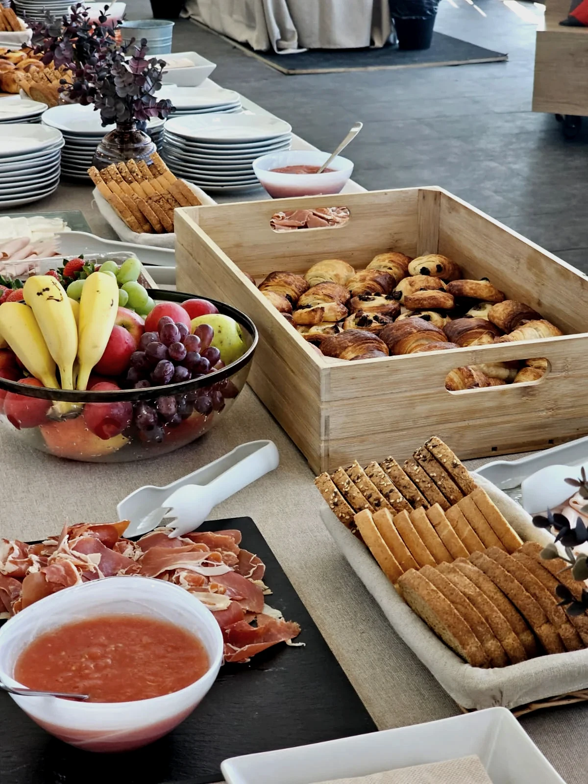Bandeja de desayuno completo con bollería, jamón serrano, tomate triturado, fruta y picos de pan