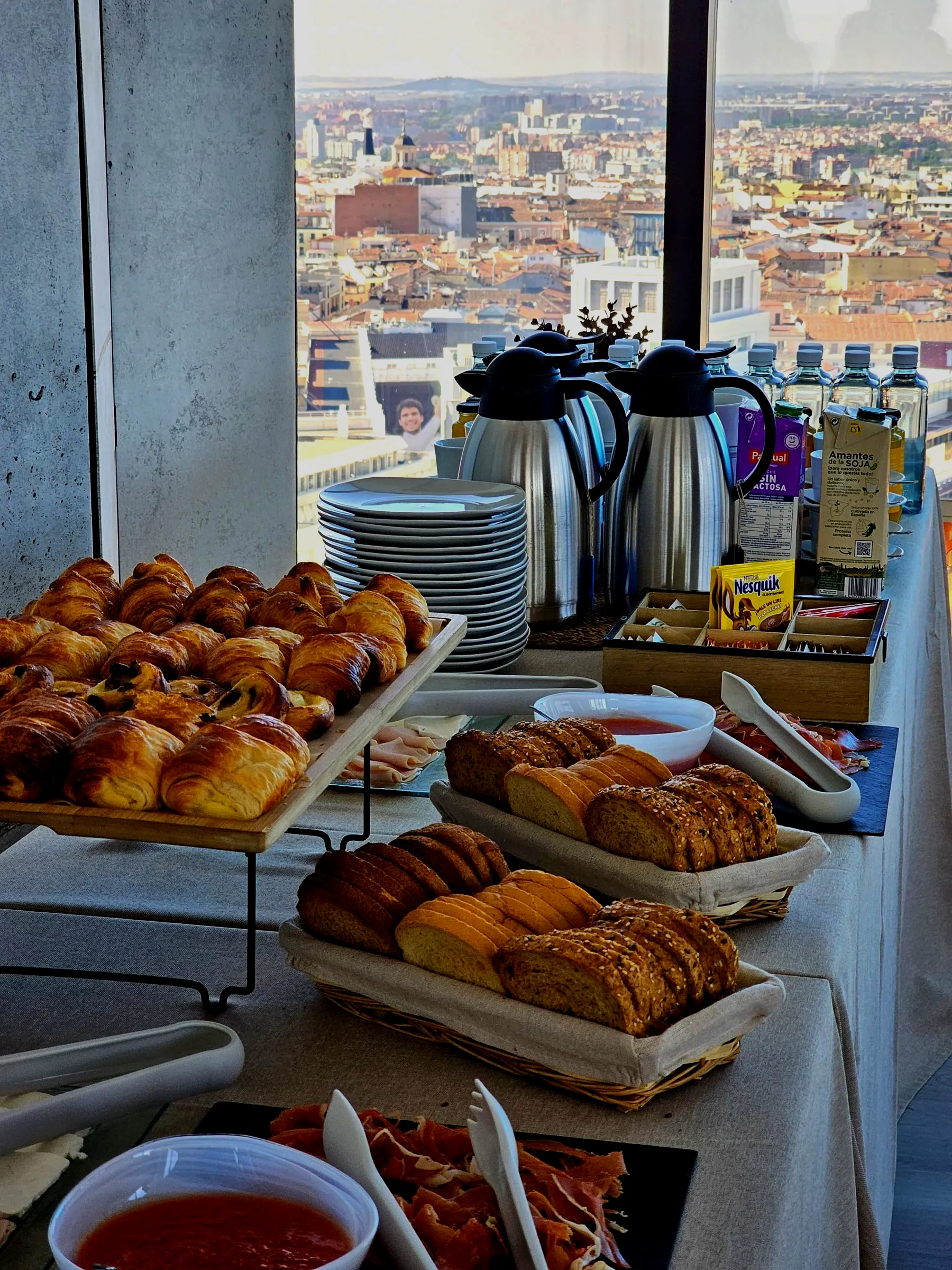 Brunch dulce y salado para cumpleaños con jamón serrano, queso, pan y bollería