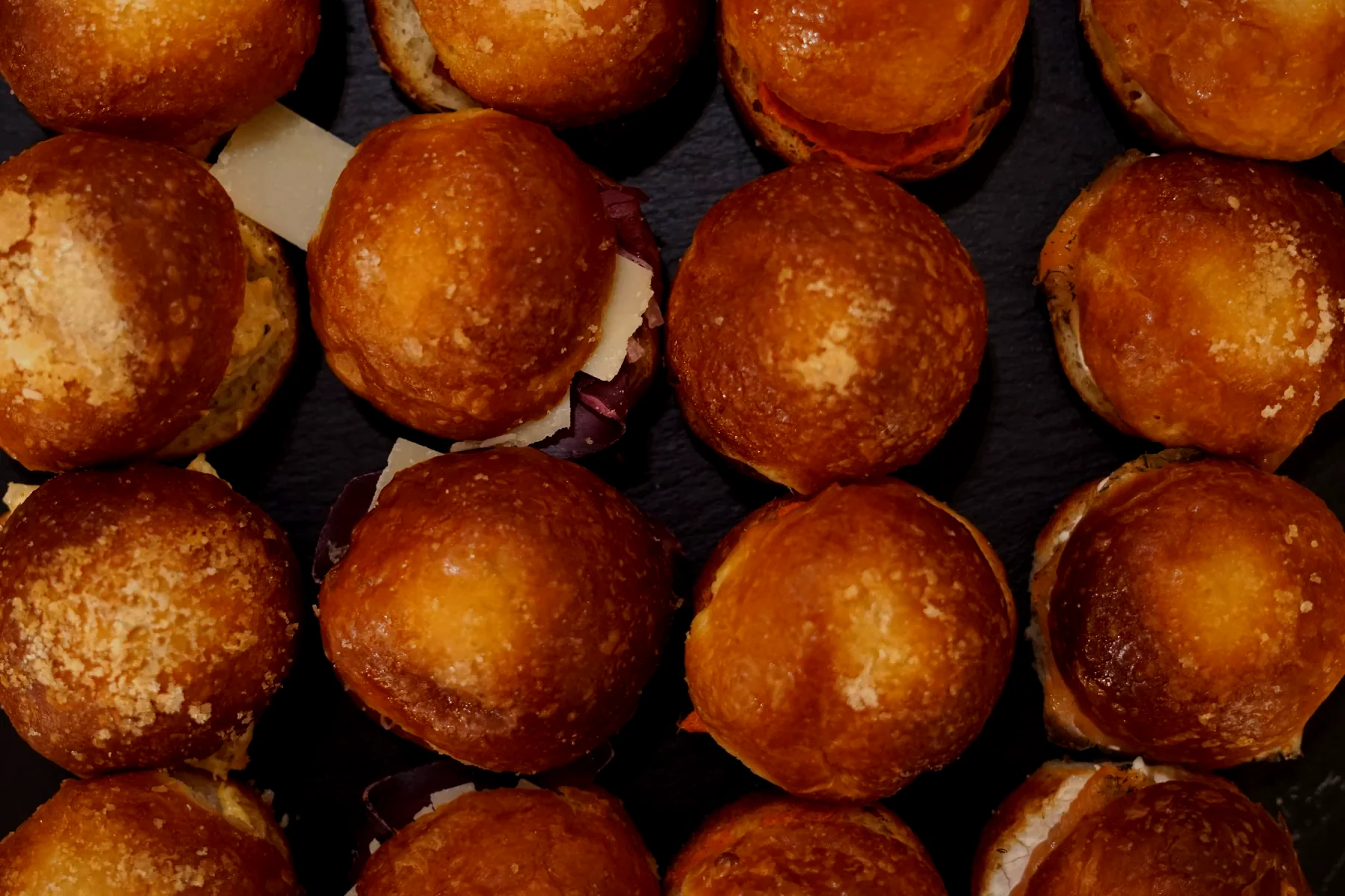 Mini brioches salados para un coffee break de stand