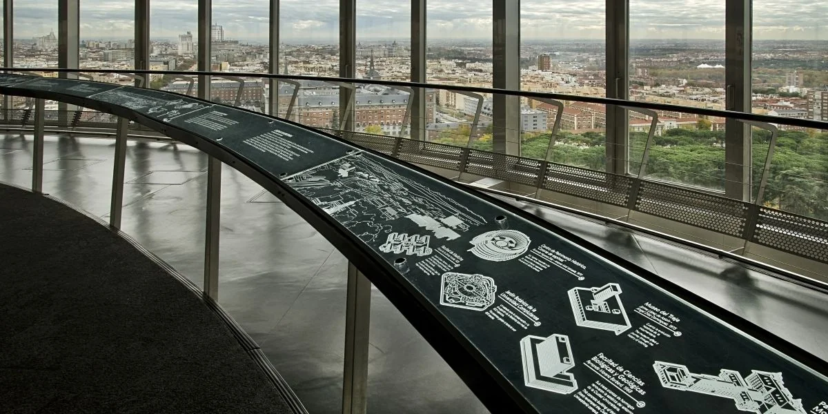 Detalle arquitectónico de Faro de Moncloa
