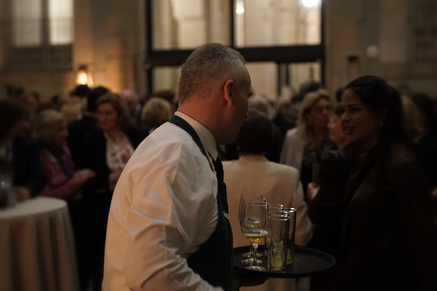 Servicio en mesa a domicilio con mesa vestida en celebración privada