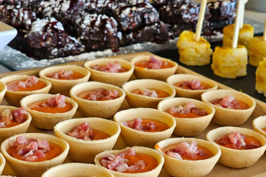 Salmorejo cordobés con virutas de jamón en tartaleta