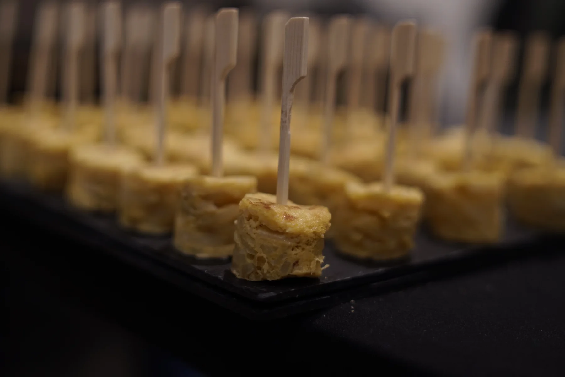 Mini tortillas de patata en pincho, primer plano