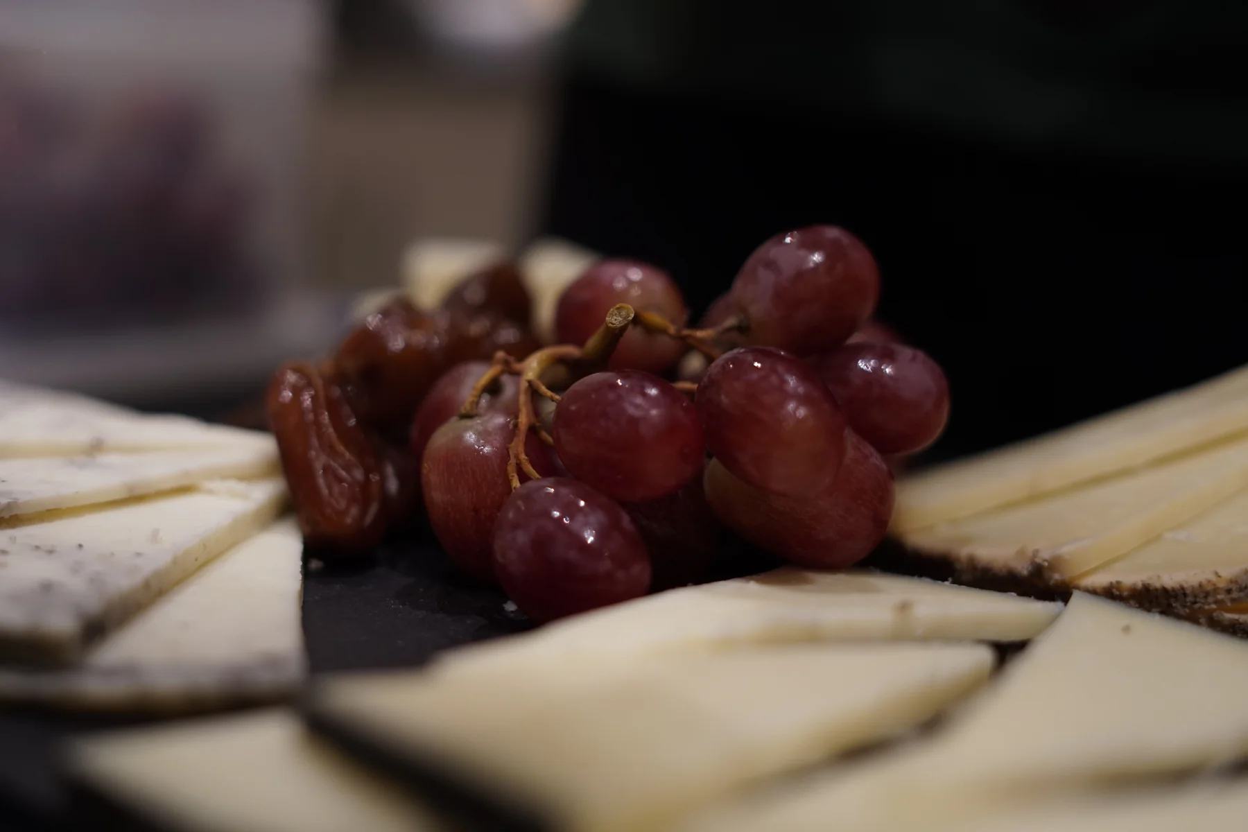 Tabla de quesos gourmet con dátiles, nueces y uvas