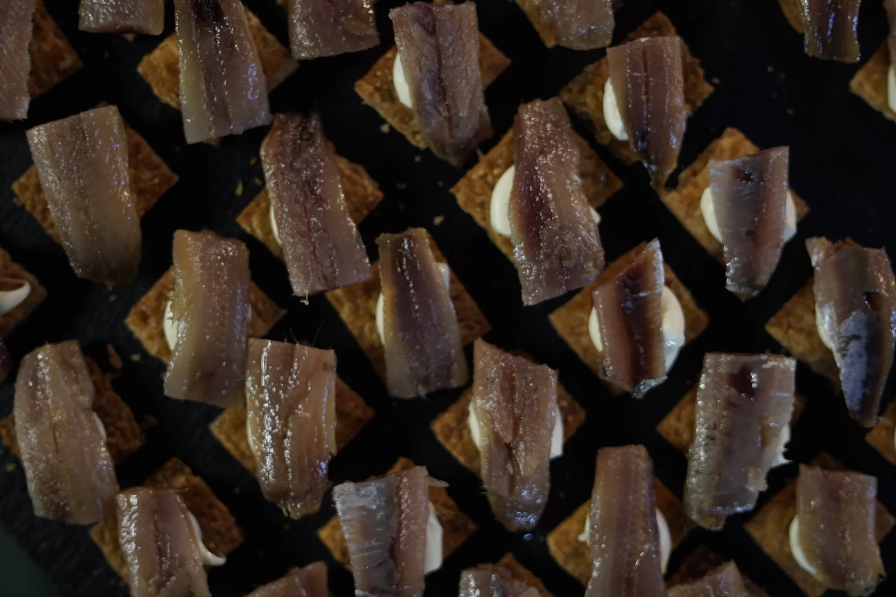 Tostas con anchoa de Santoña sobre cracker, vista cenital