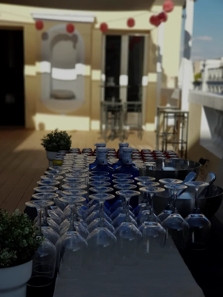 Camareros con barra libre de copas premium en evento corporativo en Madrid