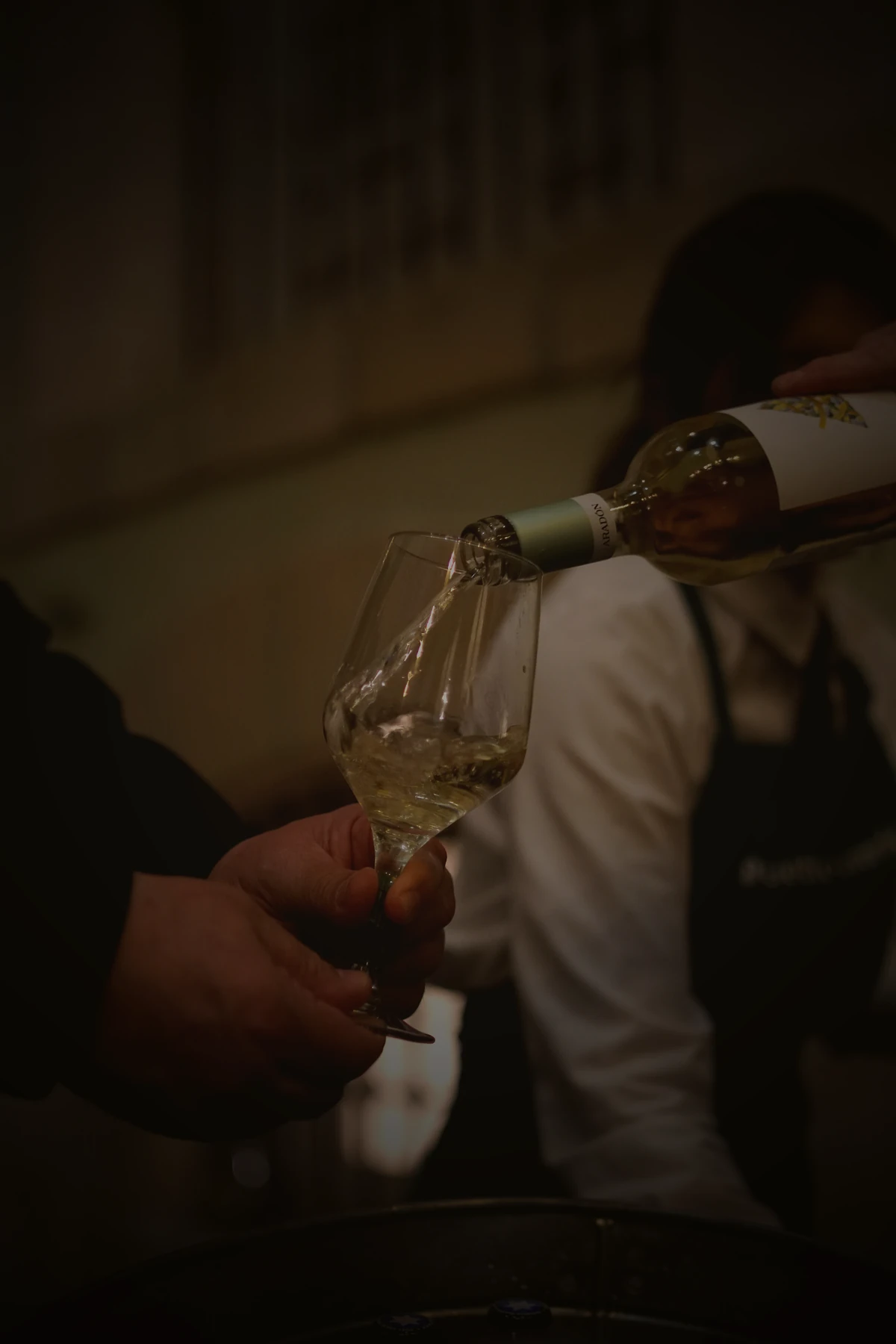 Servicio de vino blanco en copa durante un cumpleaños