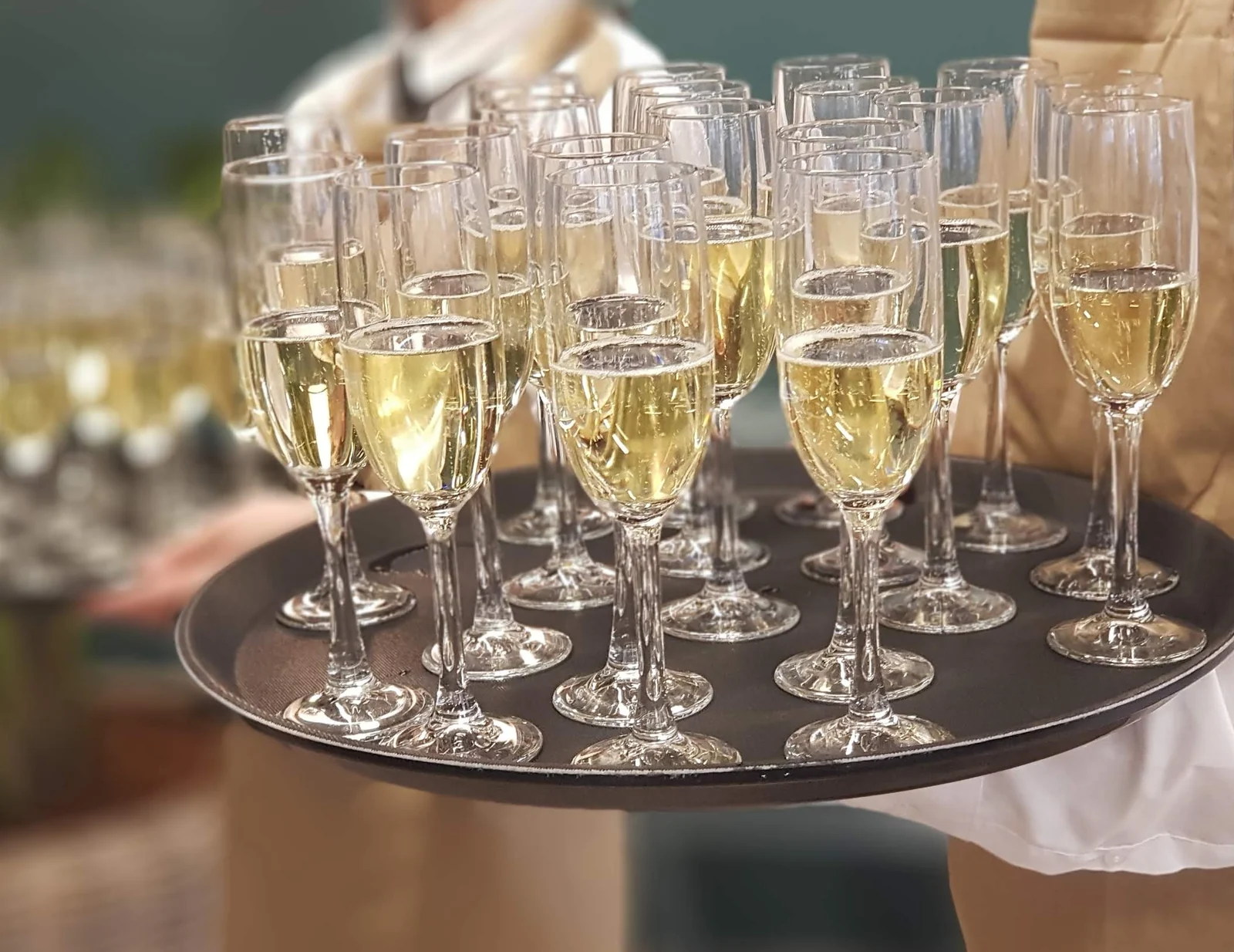 Bandeja de cava servida por camarero en celebración privada