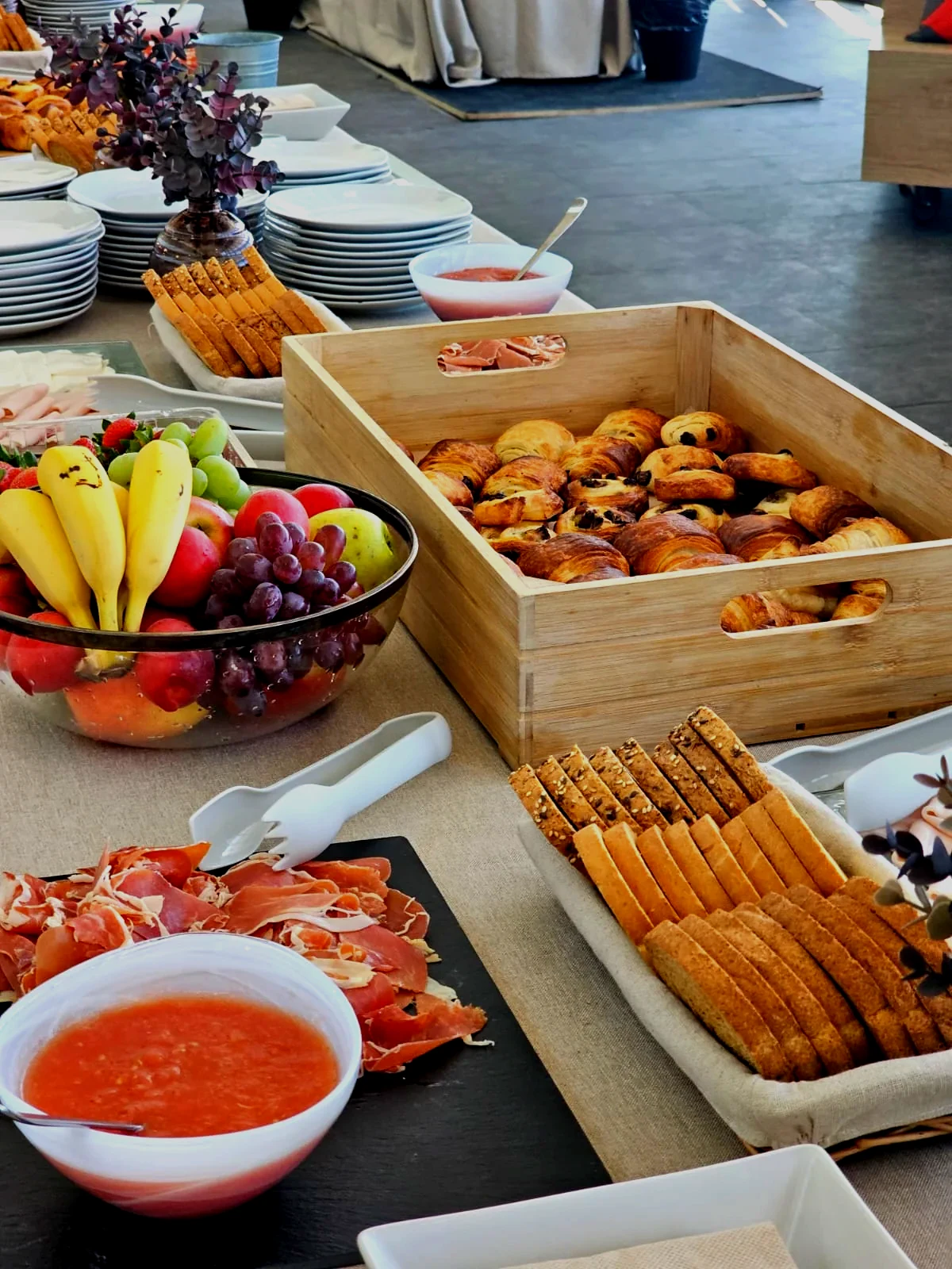 Coffee break corporativo: bollería del día, fruta y picos panaderos. Duetto Catering