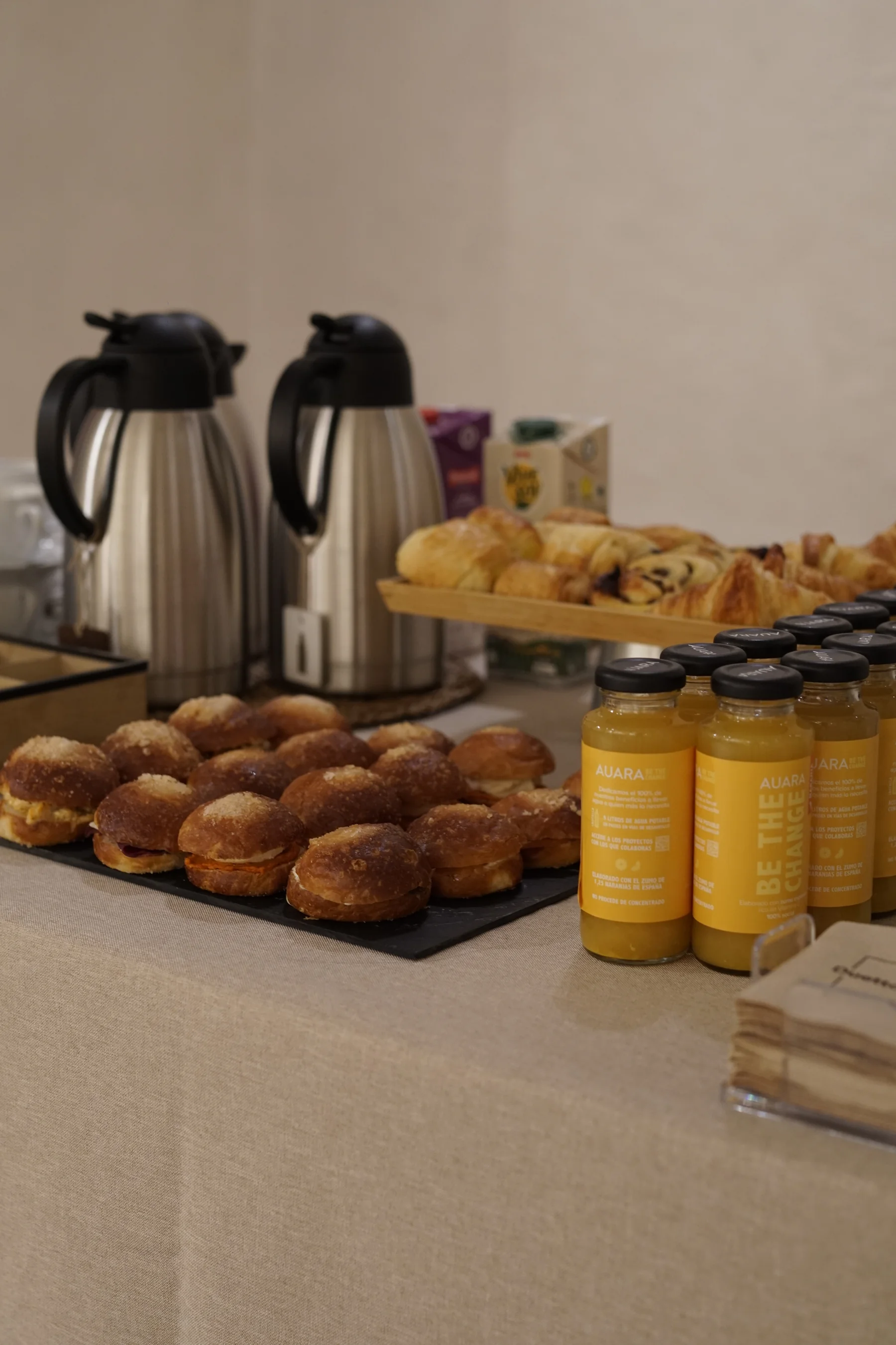 Coffee break corporativo profesional con bandejas de bollería