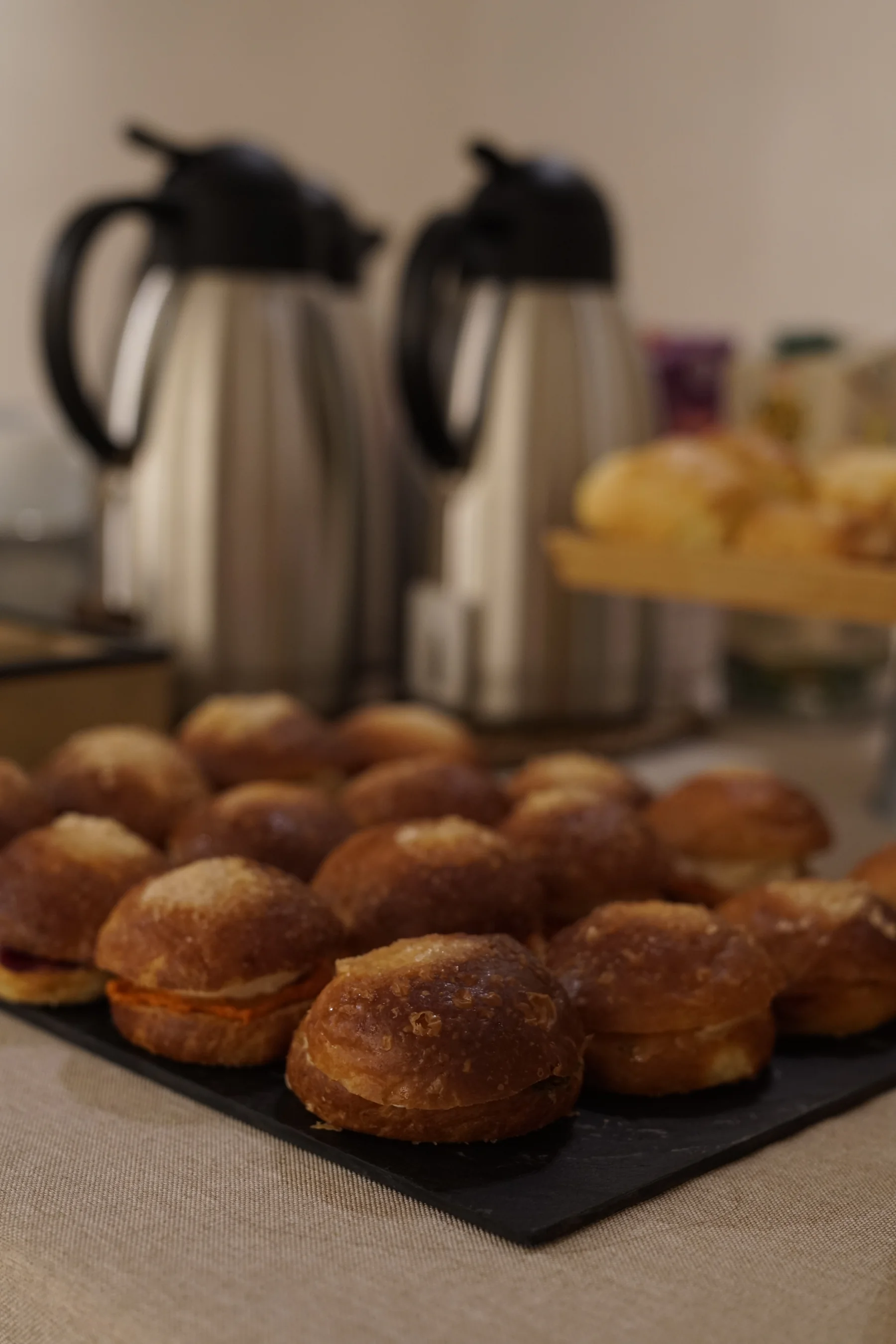 Detalle de bollería y café para brunch a domicilio en Madrid