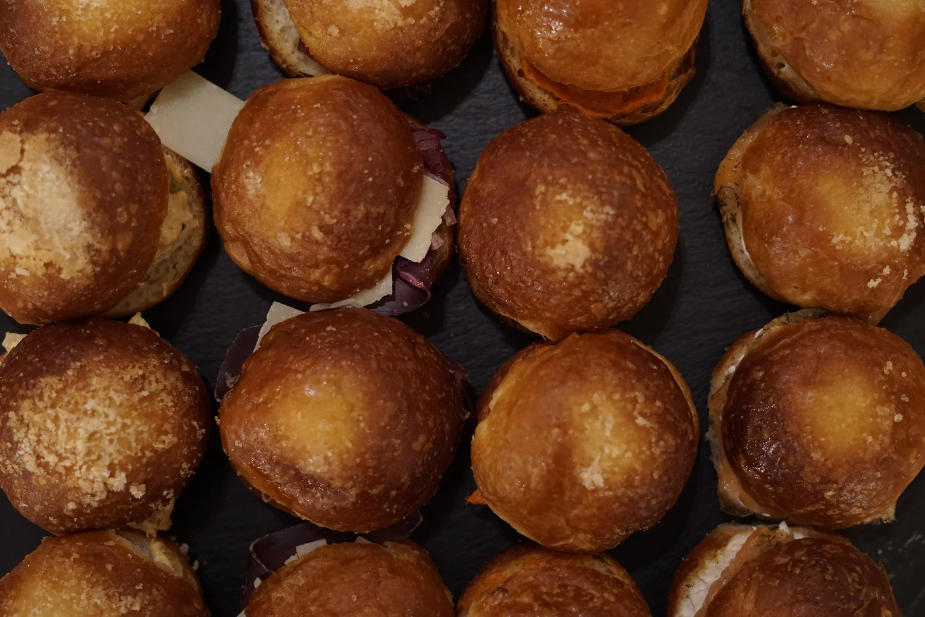 Lunch buffet corporativo con bandejas de panecillos rellenos. Duetto Catering