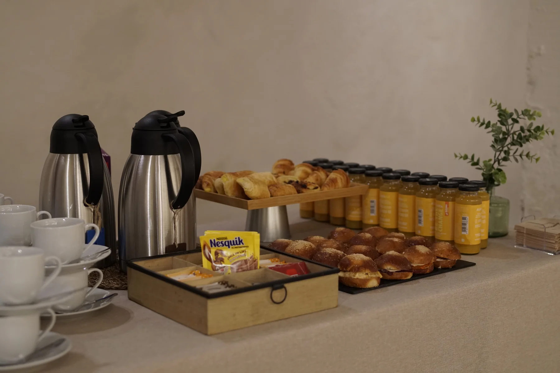 Coffee Basic para empresas, dispensadores de café, bollería del día y zumos