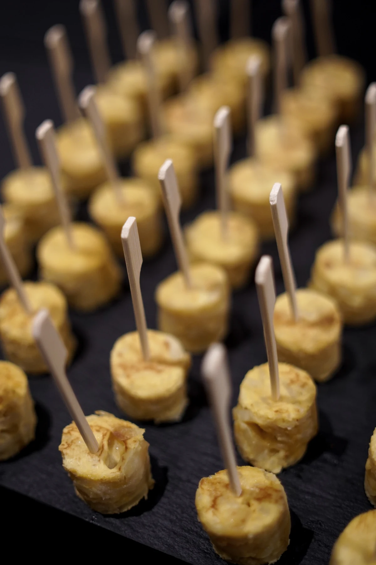 Servicio lunch para cumpleaños con tortilla, ibéricos y quesos