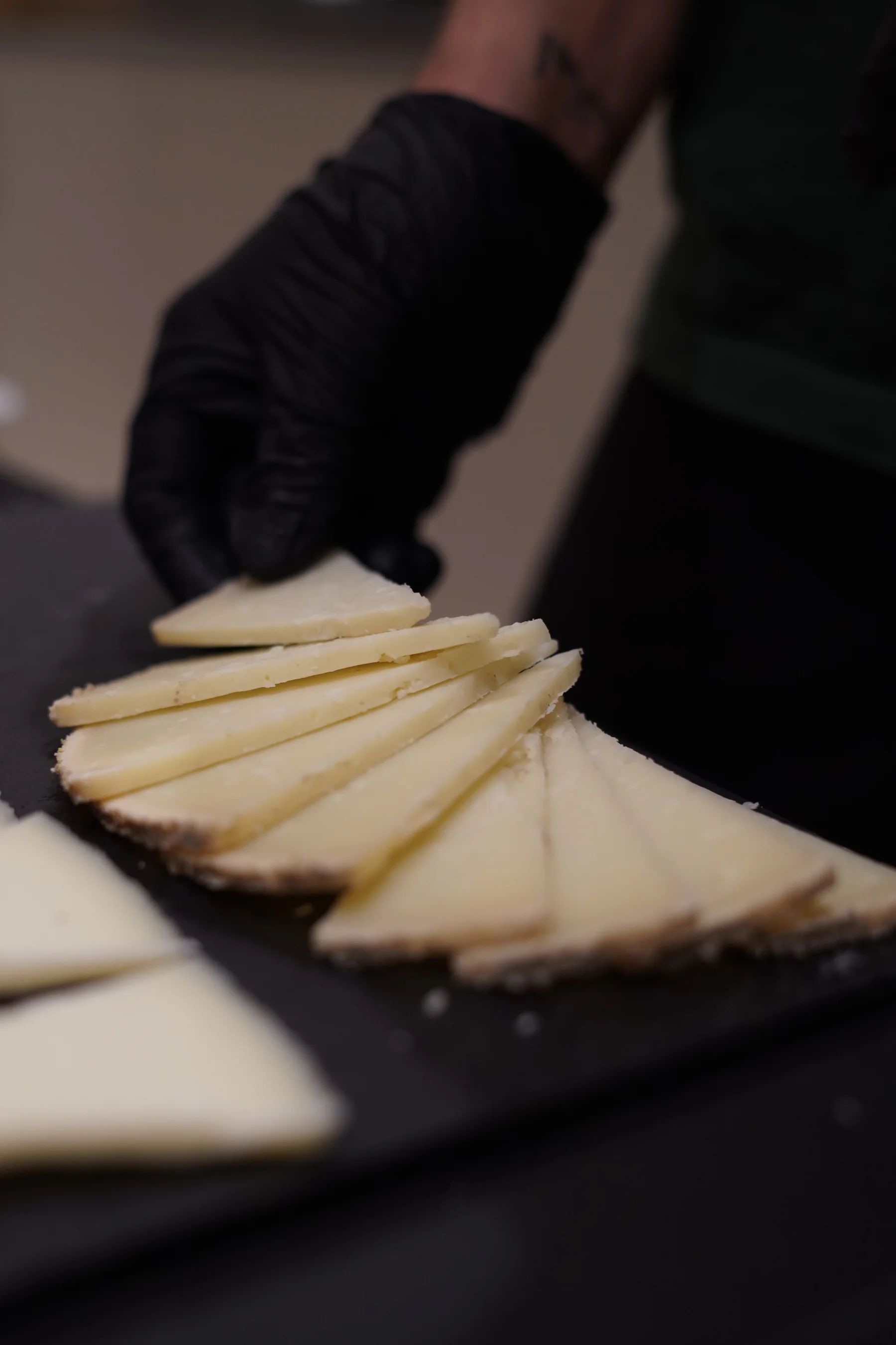 Detalle de queso curado para brunch de evento privado