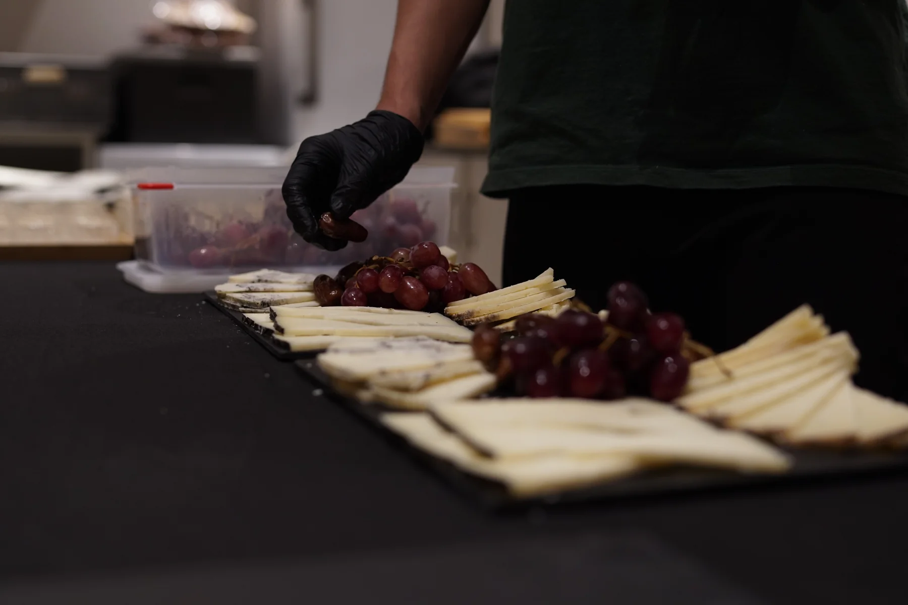 Tabla de quesos con uvas para mesa de comunión