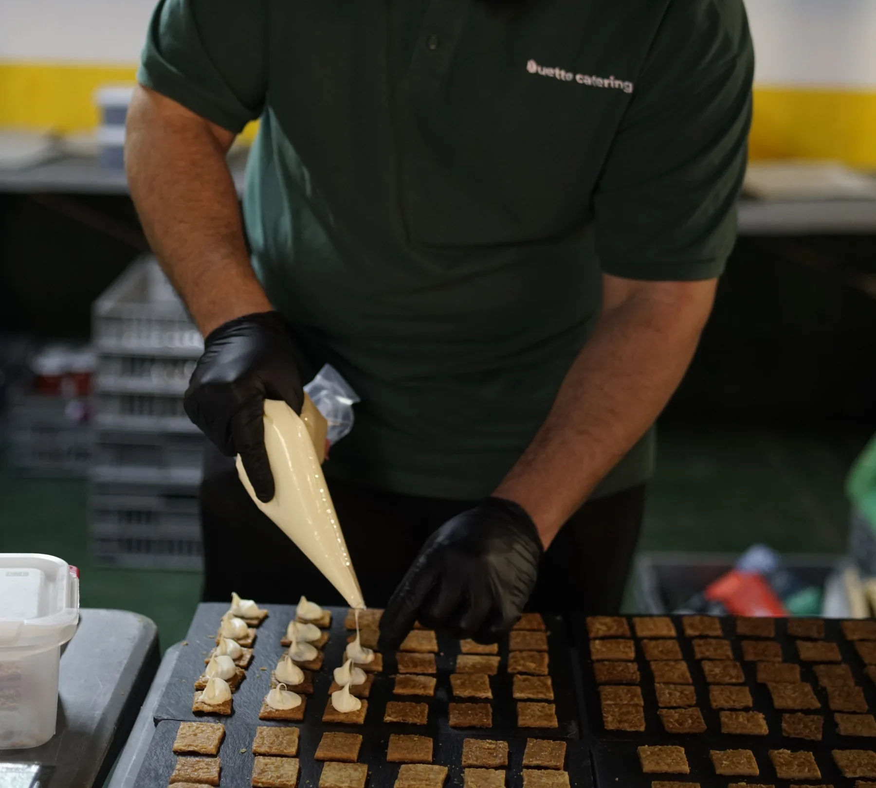Equipo Duetto montando canapés a mano antes del servicio a domicilio