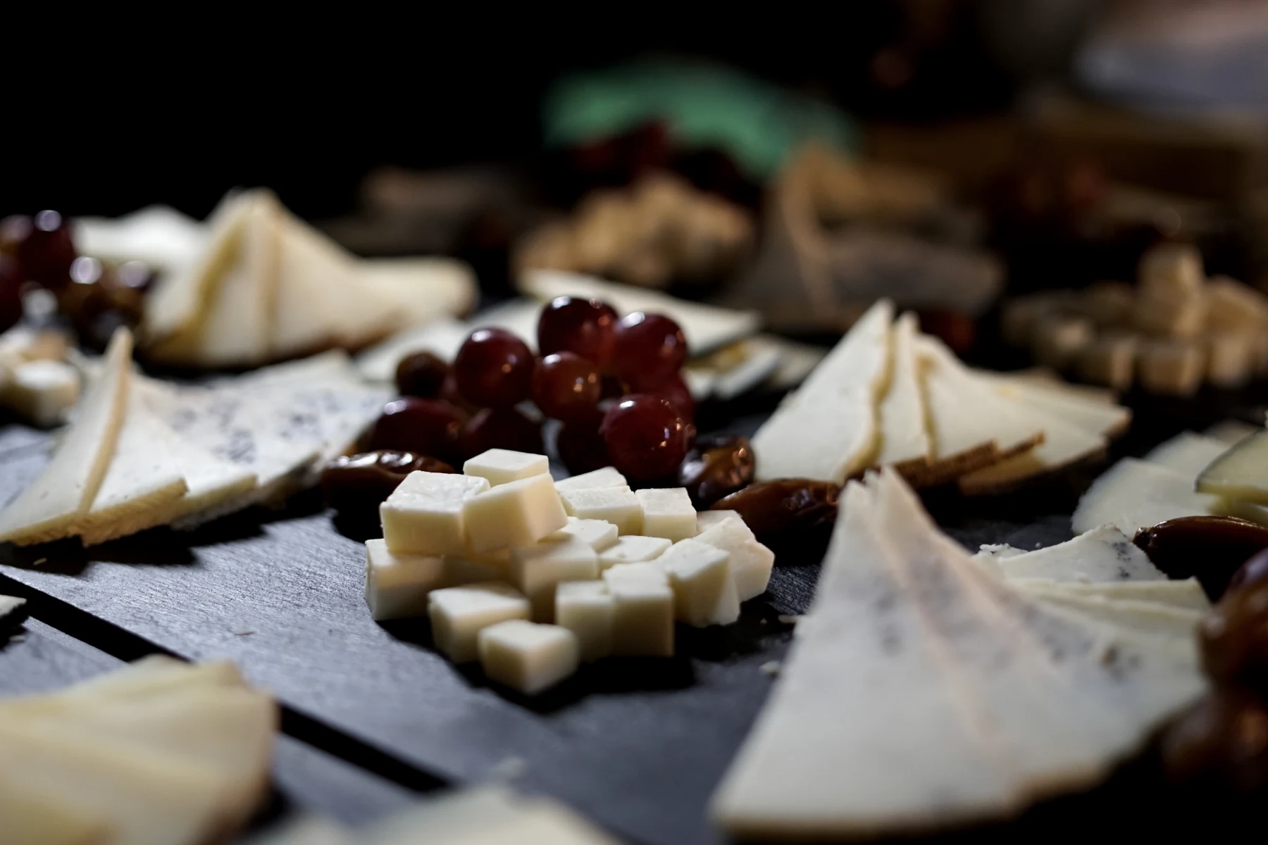 Tabla de quesos curados, uvas y dátiles para fiesta privada