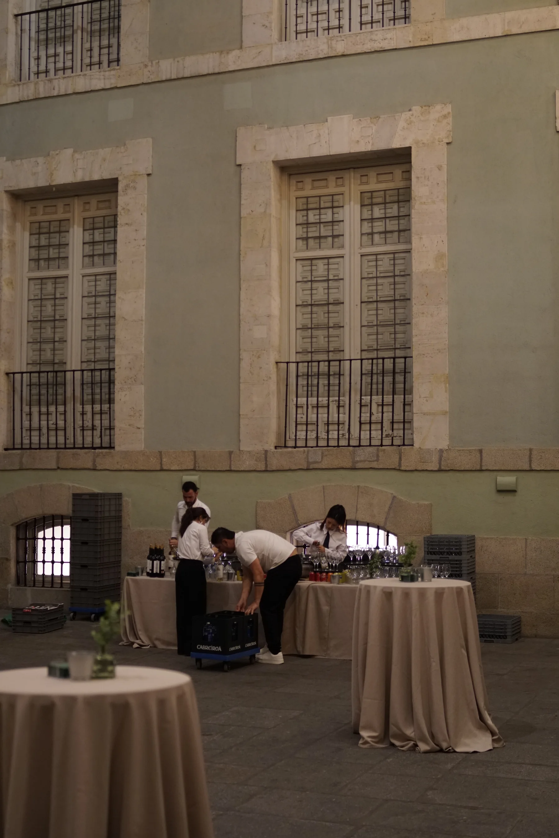 Barra alta de cóctel en patio de palacete para boda