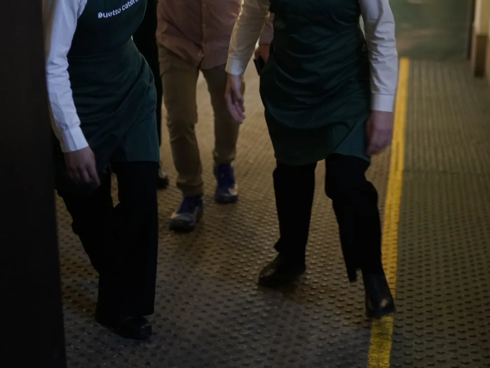 Camarero profesional uniformado en evento corporativo en Madrid