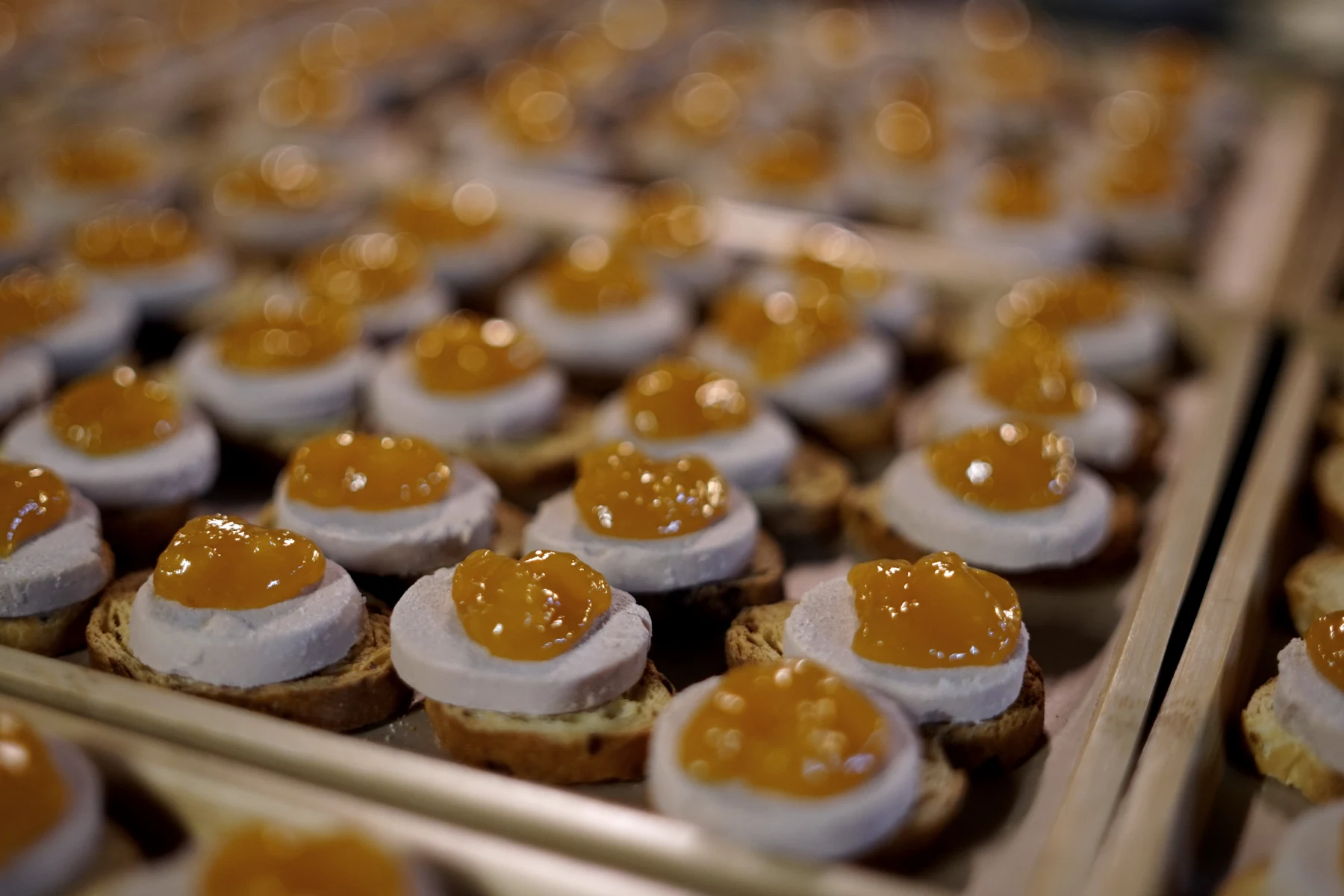 Tostas de foie con mango preparadas para cóctel de Navidad de empresa