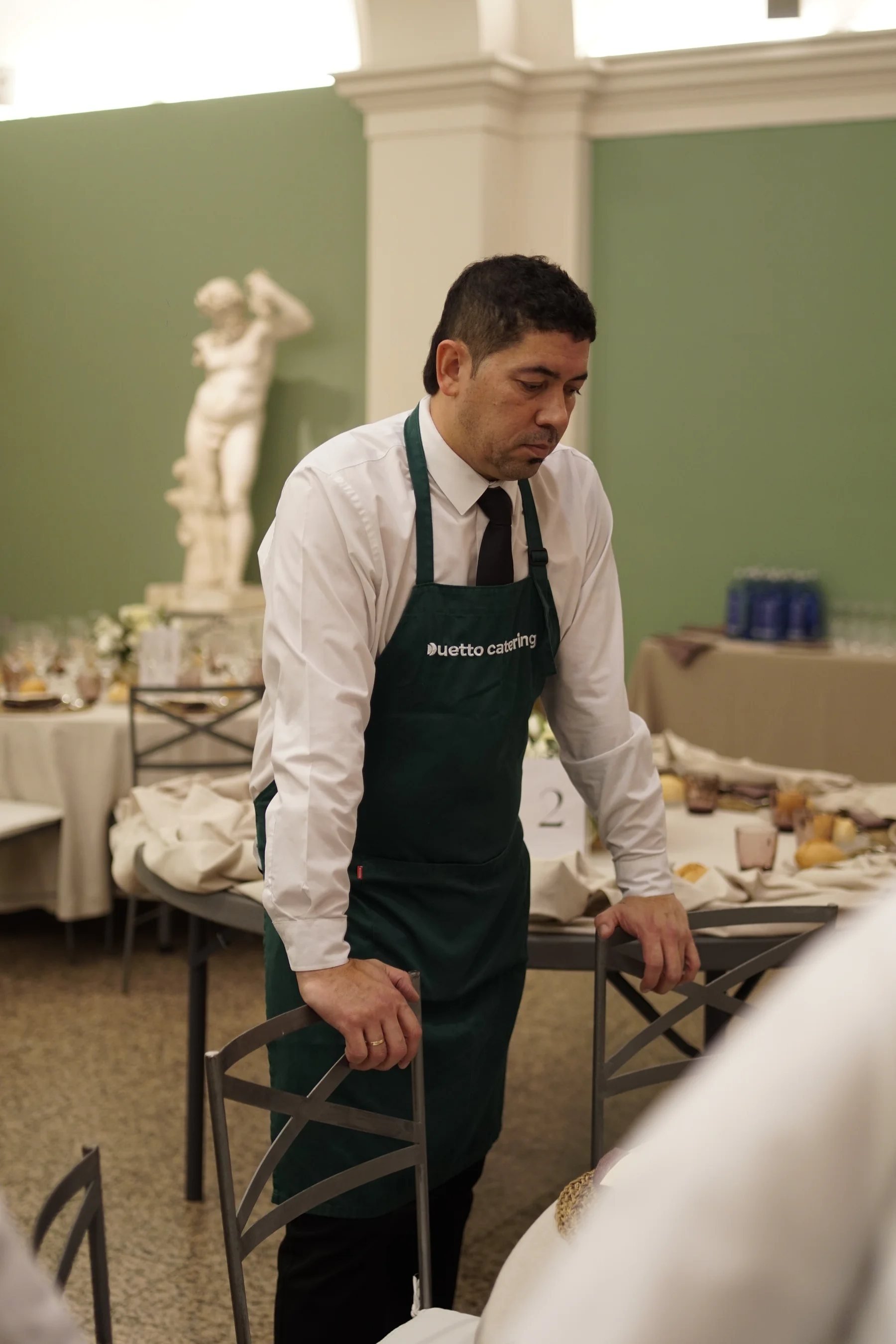 Camarero Duetto repasando la mesa antes de una cena de empresa en Madrid