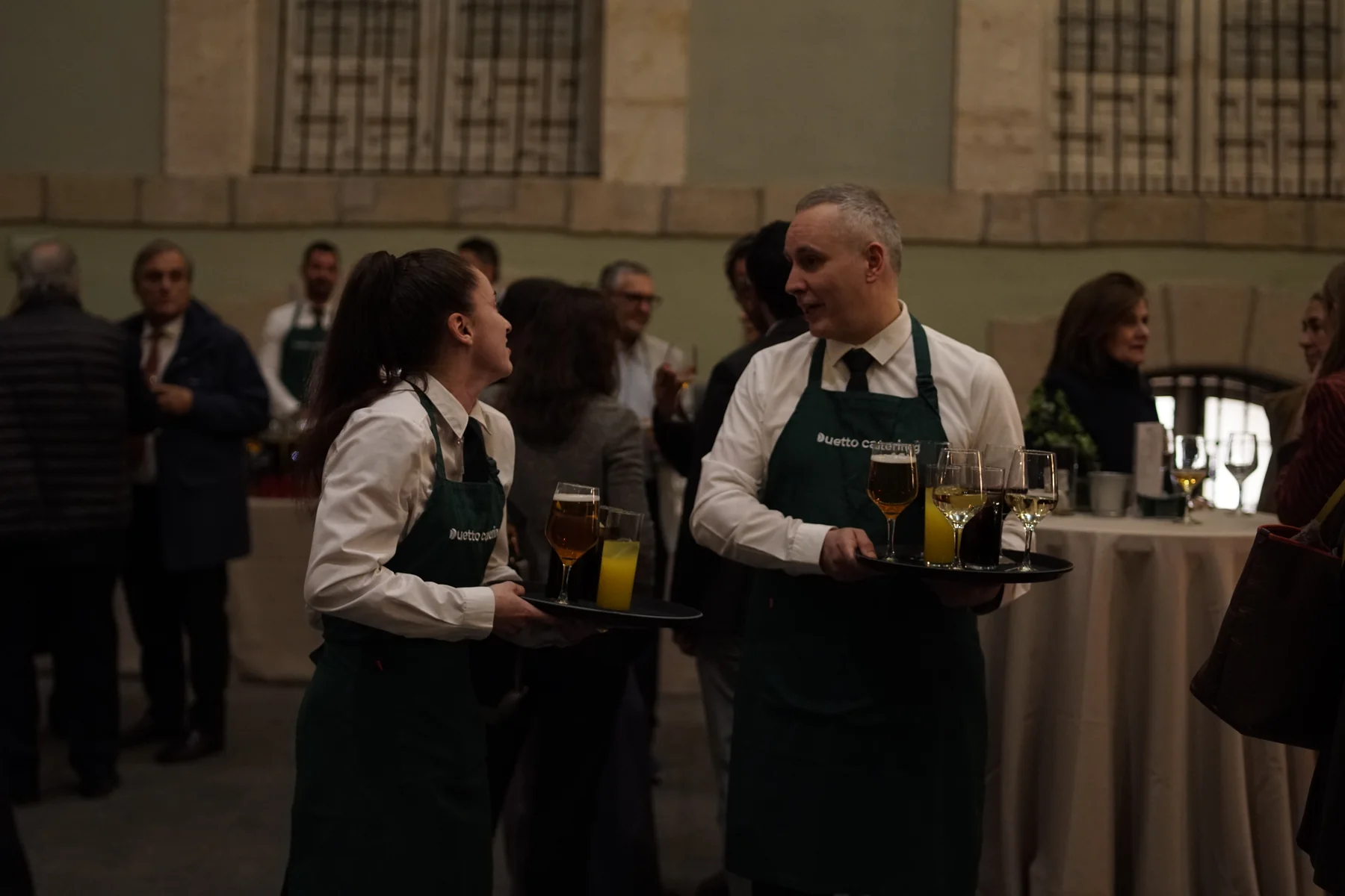 Camareros Duetto sirviendo bebidas en evento a domicilio en Madrid