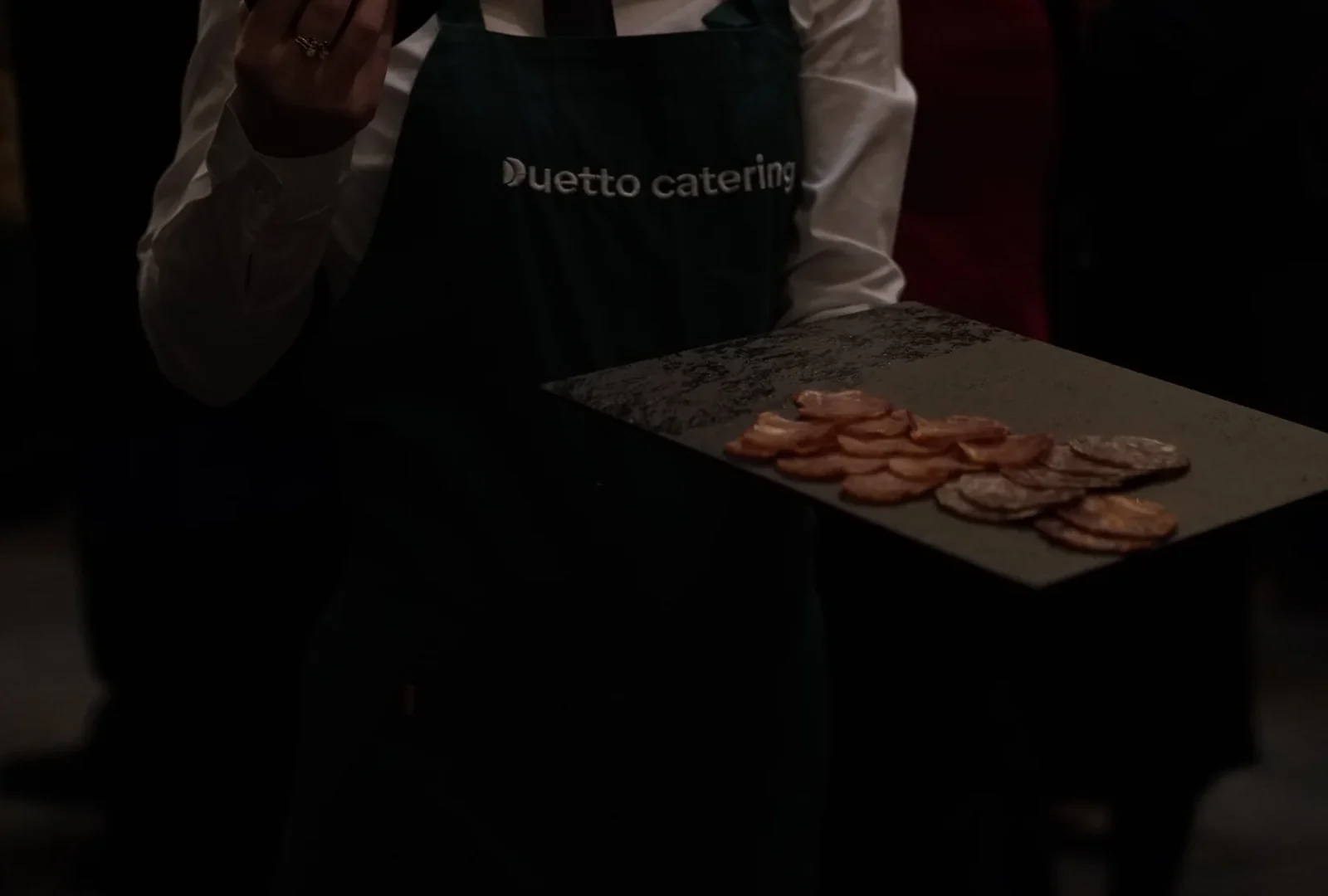 Equipo de catering corporativo Duetto sirviendo un evento de empresa en Madrid