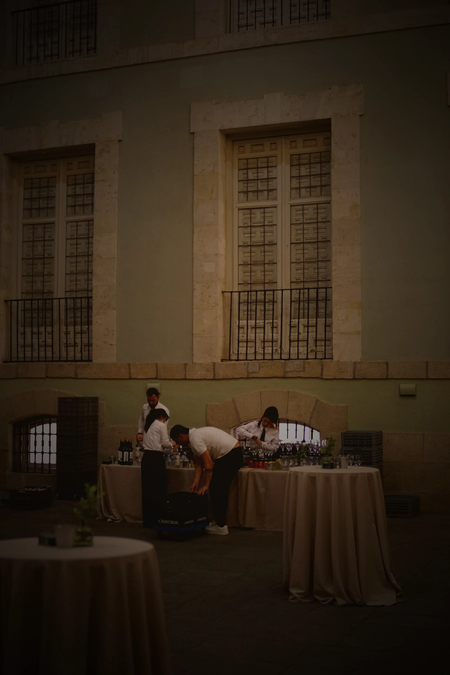 Servicio de camareros en vino español corporativo en patio madrileño