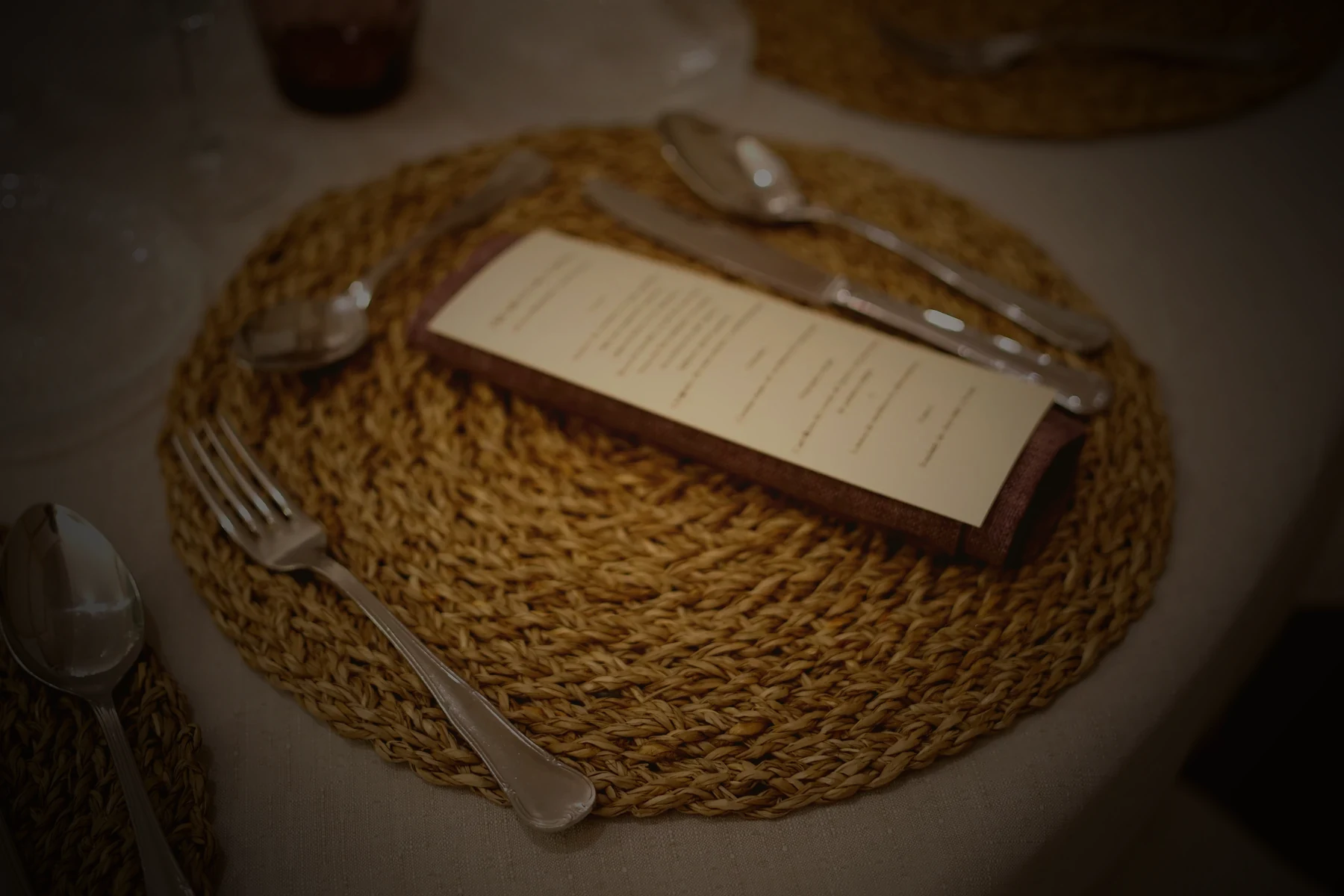 Montaje completo con cristalería y mantelería para vino español