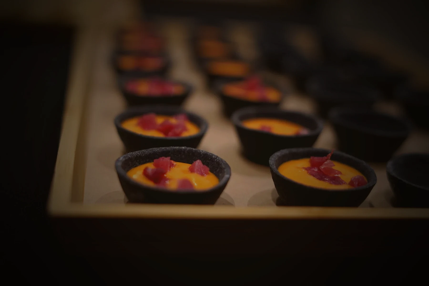 Tartaletas de crema con atún rojo en bandeja. Duetto Catering