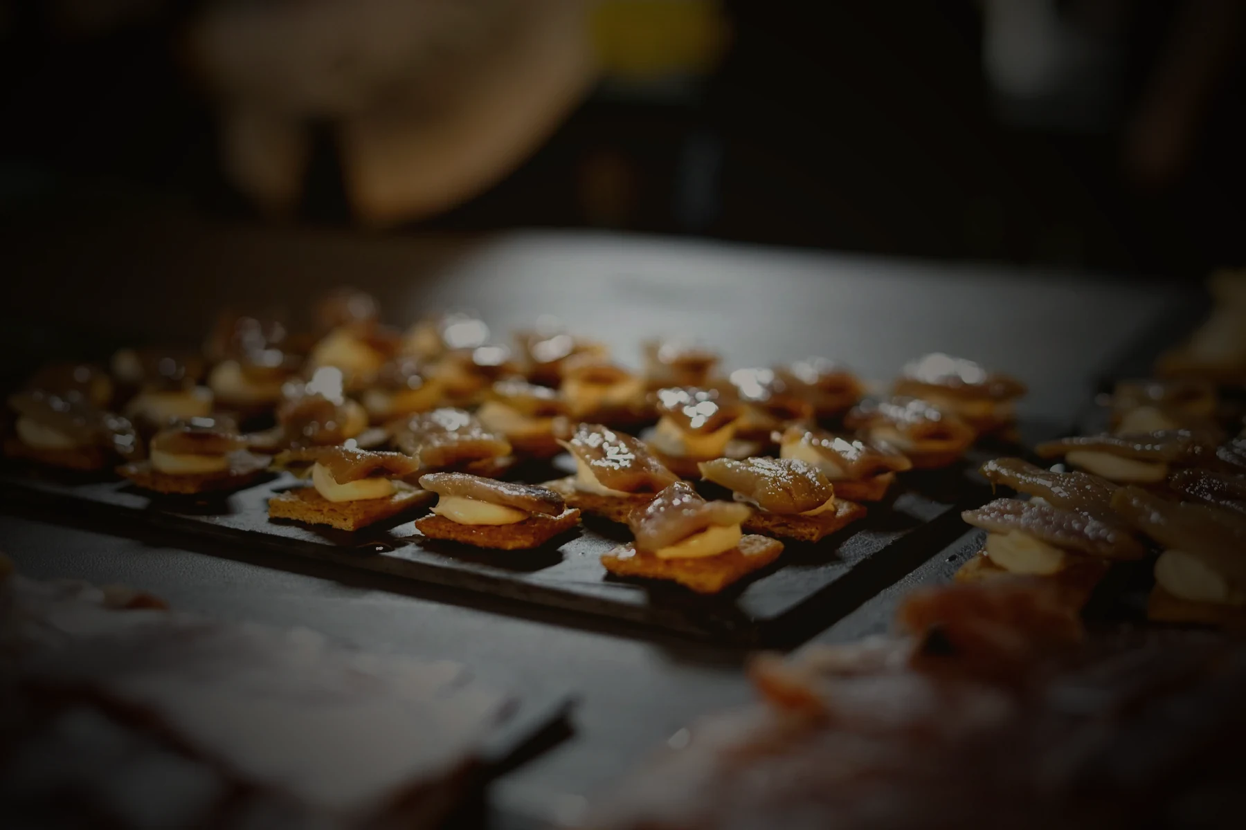 Canapés de anchoa del Cantábrico sobre cracker. Duetto Catering