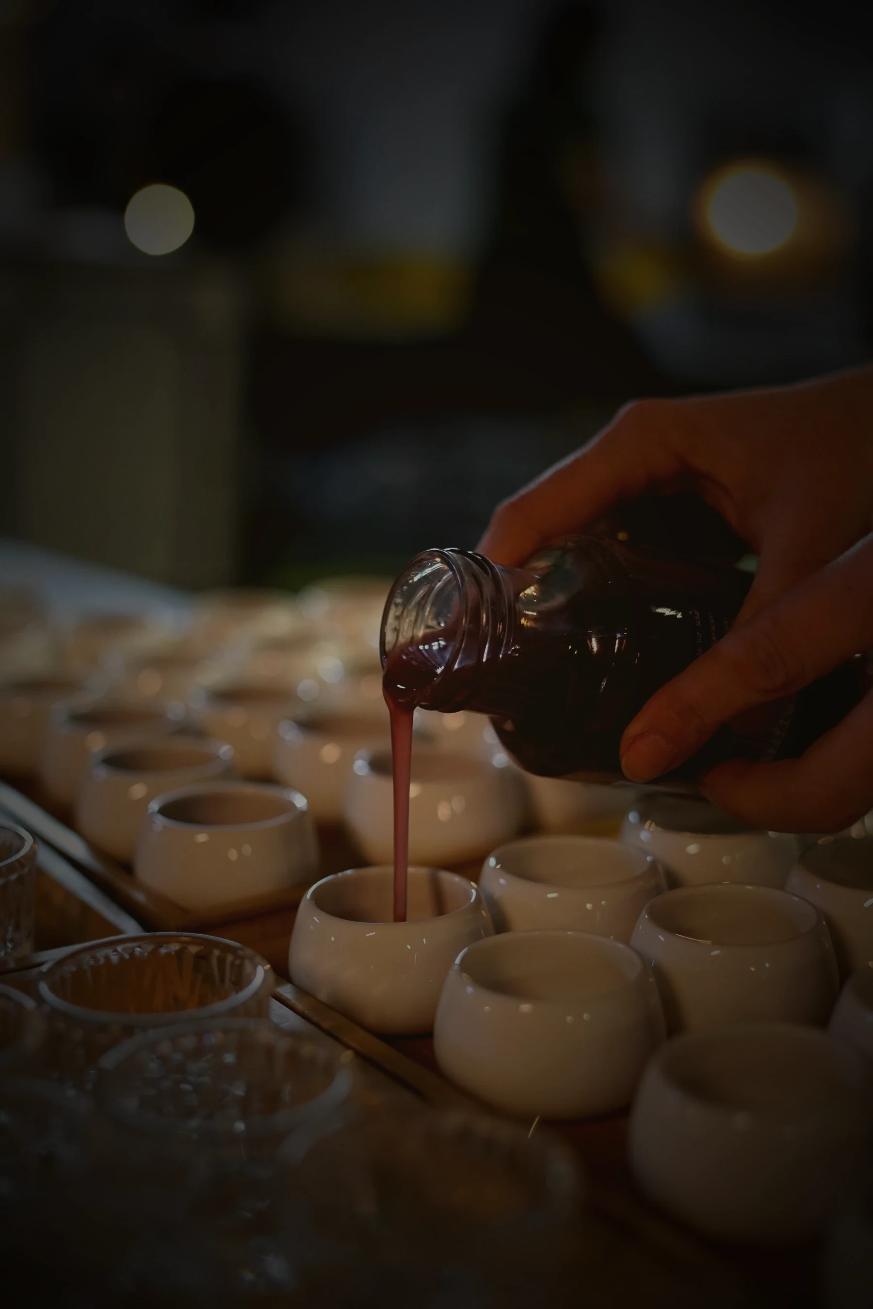 Gazpachos servidos en cuencos para cóctel. Duetto Catering