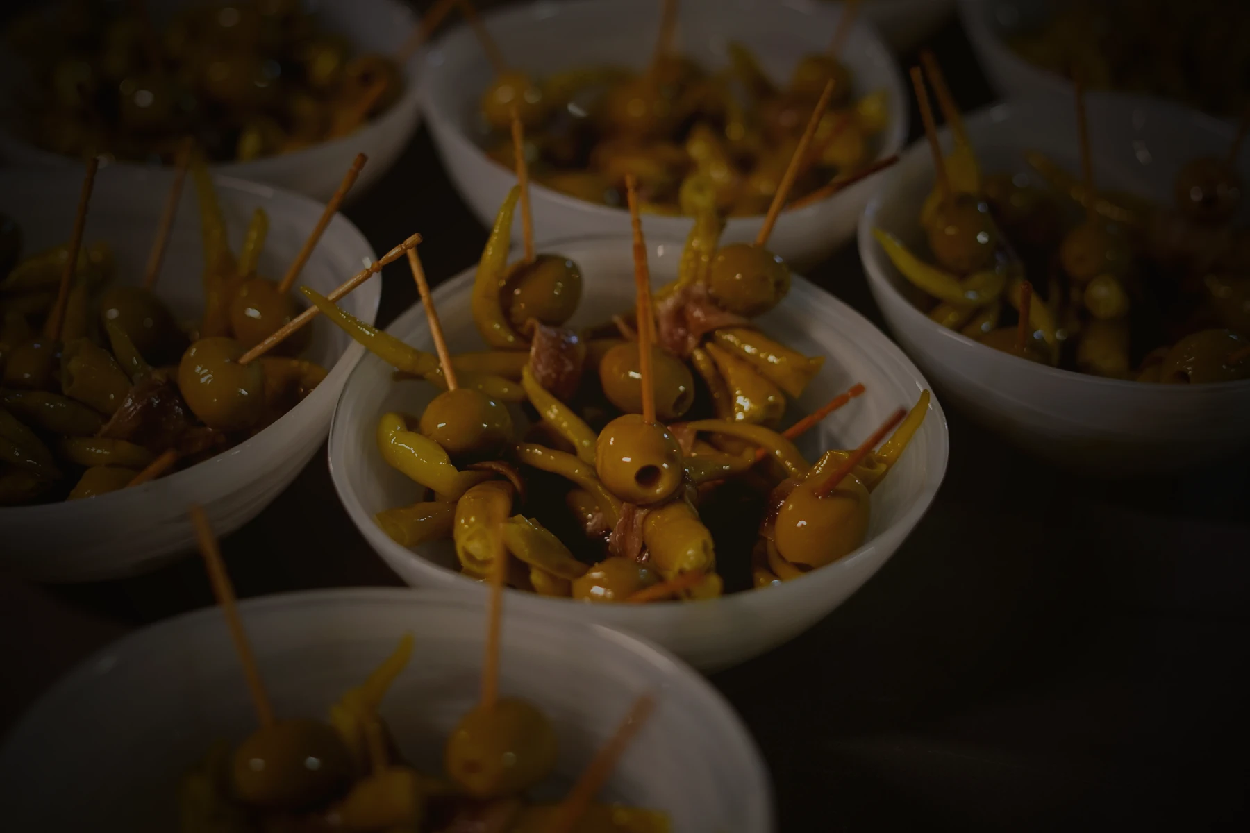 Gilda artesana del Cantábrico con anchoa, piparra y aceituna para cóctel a domicilio
