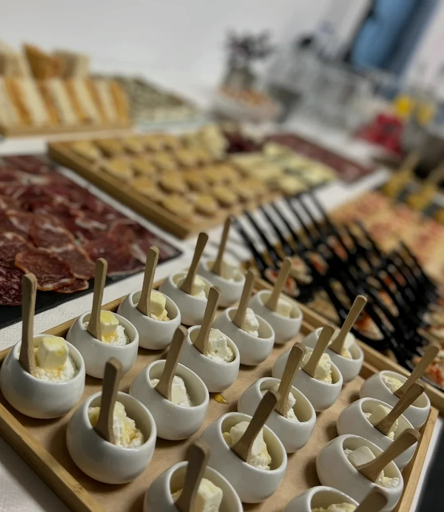 Servicio lunch para fiesta privada con mini bowls de queso, brochetas y tabla de ibéricos