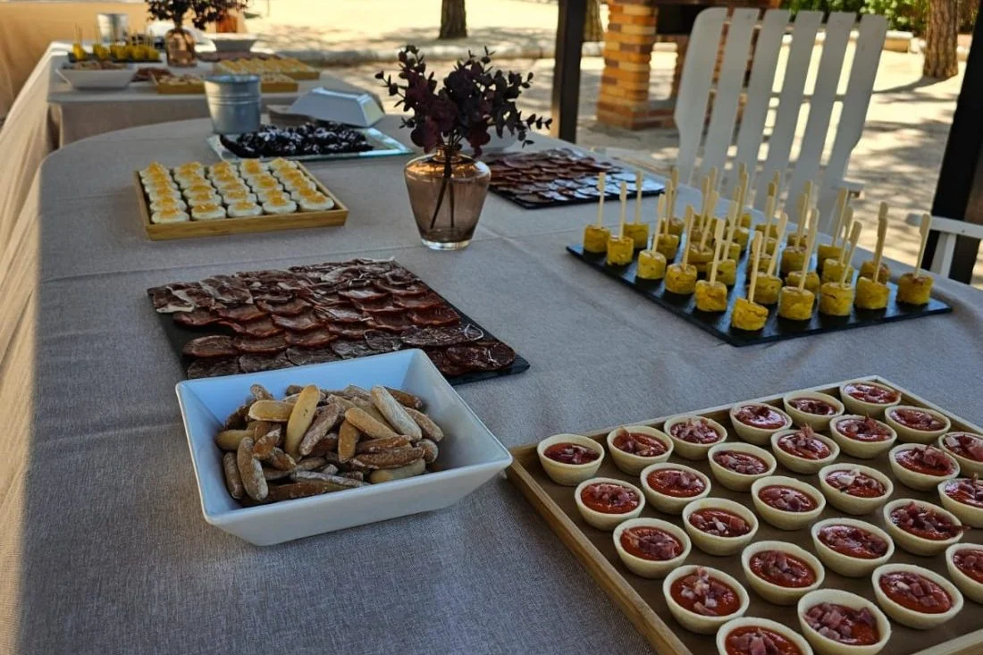 Lunch de calidad con embutidos, tartaletas y brochetas en exterior