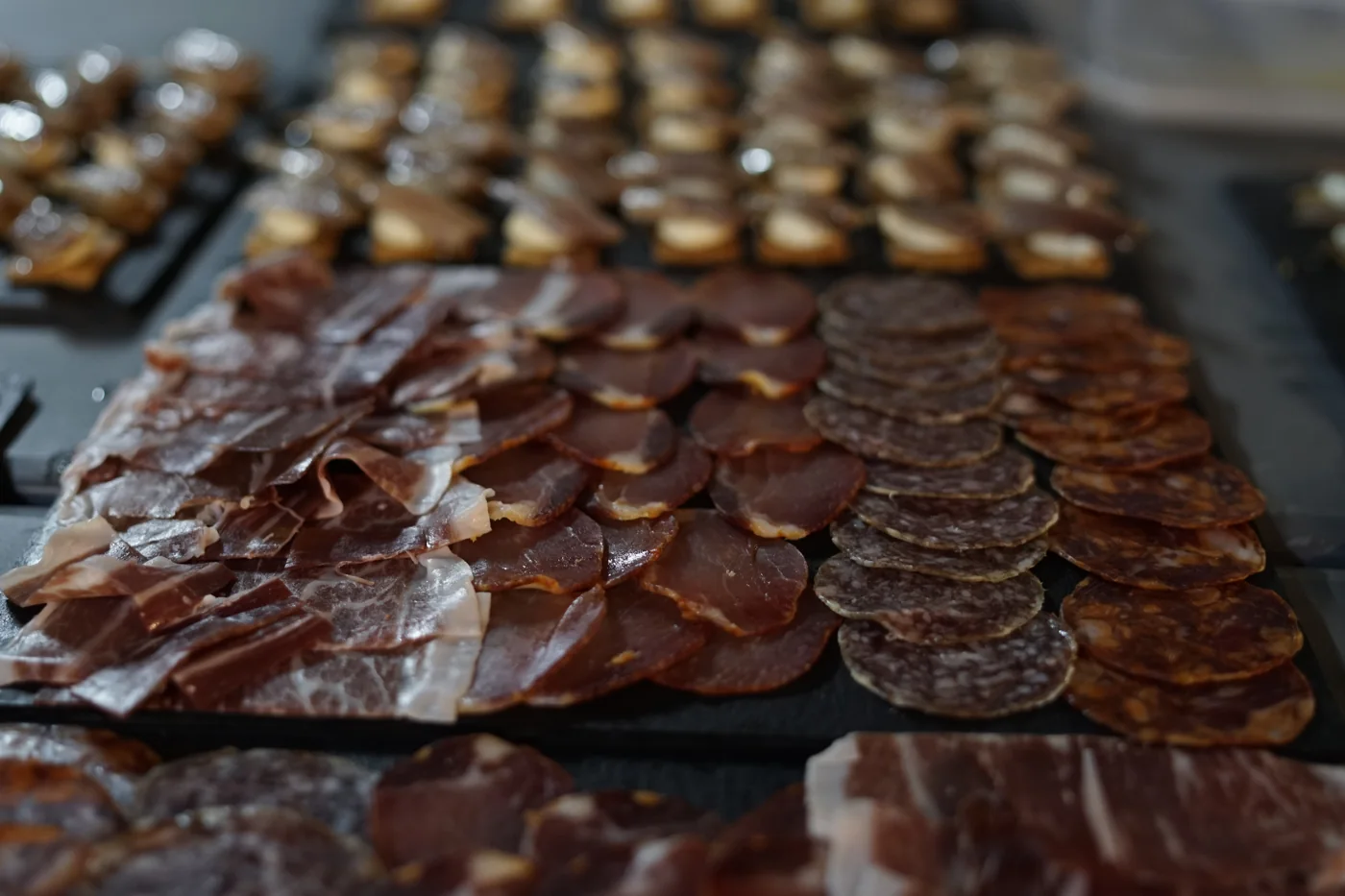 Tabla de ibéricos de Salamanca con jamón, lomo y salchichón para vino español Duetto Catering