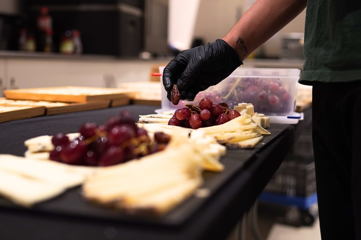 Sabores que unen: ideas de menús para celebrar logros de equipo en la oficina